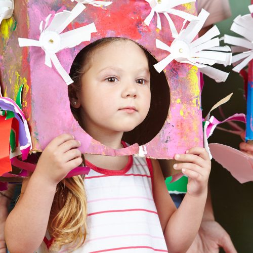 Kinder mit ihrer gebastelten Verkleidung zu Karneval im Kindergarten